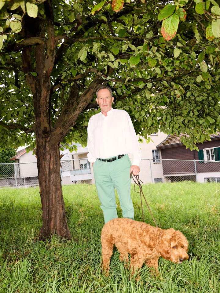 Kurt Erni hat in seiner Kindheit extreme Gewalt und Vernachlässigung durch seine Mutter erfahren. Trotz dieser traumatischen Erfahrungen gelang es ihm, eine erfolgreiche Karriere als Koch, Polizist und später als Chef des Bestattungs- und Friedhofa…