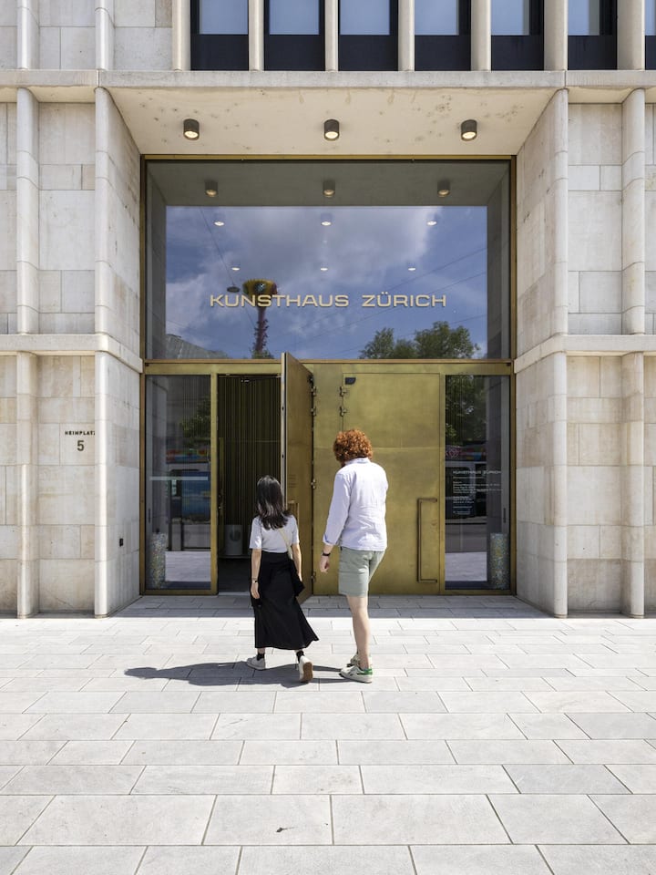 Besucher beim Kunsthaus Zuerich Chipperfield-Erweiterungsbau am Heimplatz, aufgenommen am Donnerstag, 6. Juni 2024 in Zuerich. (KEYSTONE/Michael Buholzer).
SCHWEIZ KUNSTHAUS ZUERICH