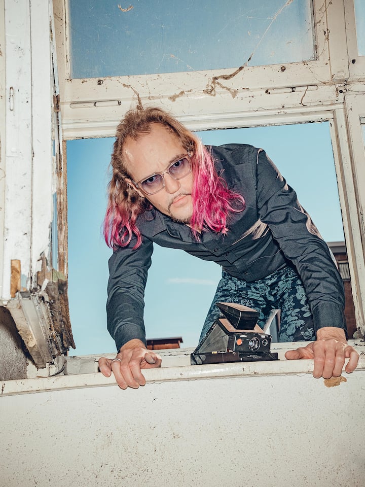 Portraitserie mit dem Fotografen und Künstler André Schäffer, der verlassene Orte dokumentiert. Fotografiert von Tom Huber in einem Vorort von Luzern, am Dienstag, 3. Februar 2026, für den Beobachter.
***
Beobachter 04/2026, Sagen Sie mal ... w…