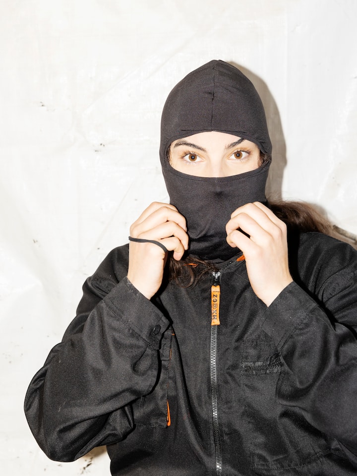 Autorin Noemi Hüsser im Rage Room: Mit dem Baseballschläger Vasen zerdeppern, auf Tiktok die «Bitch Era» feiern: Frauen sind wütender denn je – auch unsere Autorin. Warum?