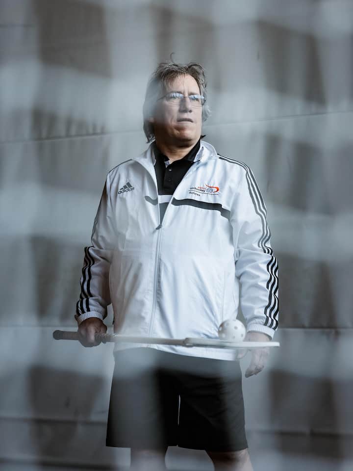 Schiri darf nicht mehr pfeifen – weil er Swiss Unihockey nicht passt Portrait von Christoph Gubser in der Sportanlage Riet Sargans, 20.01.26 Christoph Gubser pfeift seit Jahrzehnten Unihockey-Matches als Hobby. Bei seinem Verband UHC Sarganserland ist er beliebt. Doch mit dem Chef der Schiedsrichterkommission in Bern,…