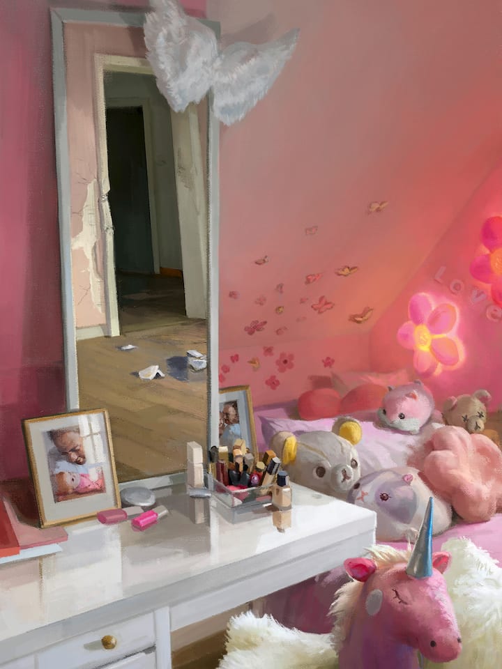 Ein rosa Kinderzimmer, im Hintergrund eine zertrümmerte Türe