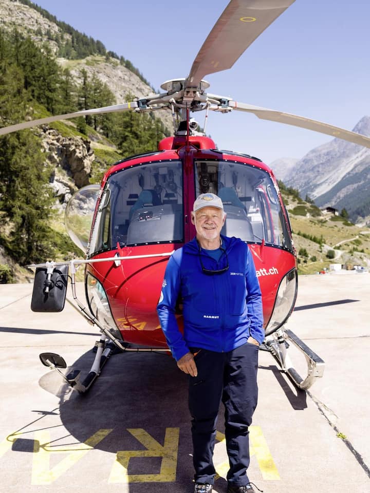 Bruno Jelk vor einem Helikopter - Am Matterhorn schmelzen nicht nur die Gletscher. Zermatter Bergführer erleben, wie sich der Berg unter ihren Füssen verändert – und warum sie jetzt handeln müssen