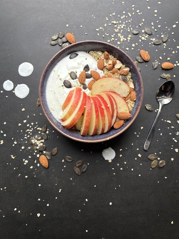 Ein Birchermüesli - Manche schwören auf einen üppigen Start in den Tag, andere sparen sich die Kalorien lieber für später. Aber was ist wirklich gesund? Wir räumen auf im Streit um die erste Mahlzeit des Tages