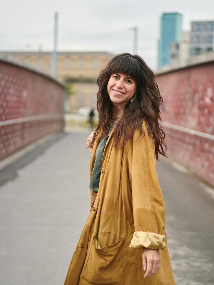 Fabienne Marcolin, Begründerin des sozialen Netzwerks Maison Merula, auf dem Ampèresteg in Zürich.