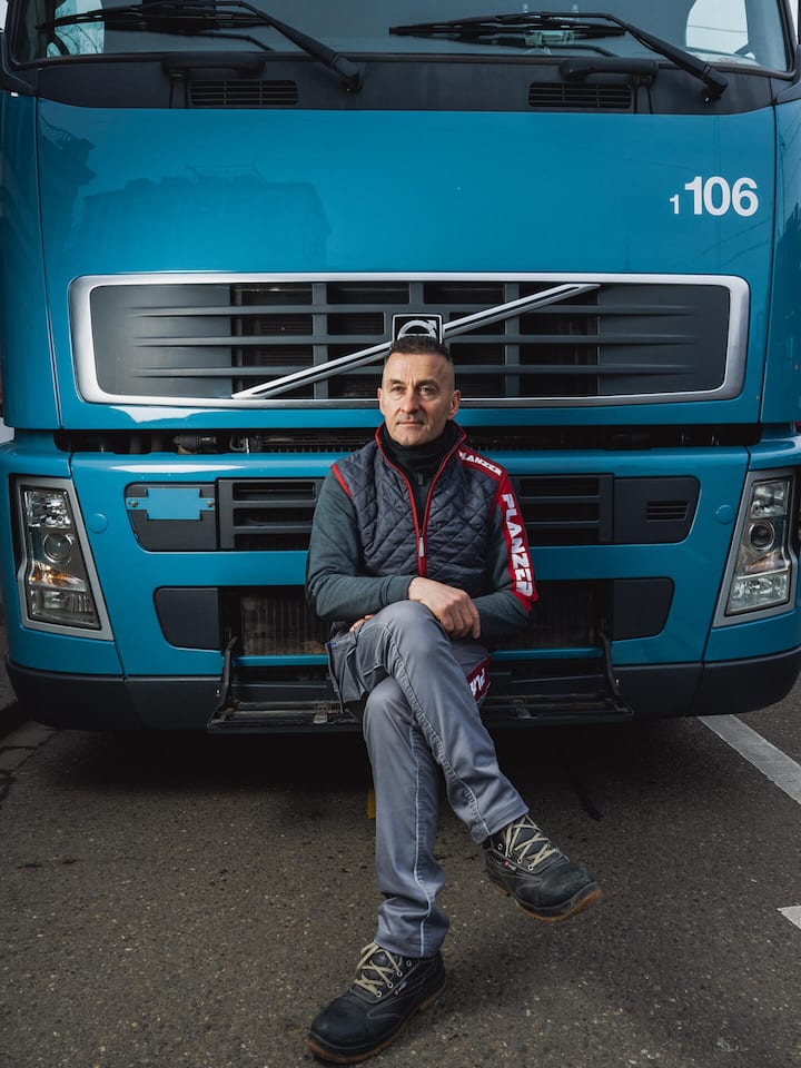 Adil Shabani vor seinem LKW - Immer wieder kommt es zu tödlichen Unfällen zwischen Lastwagen und Kindern. Wie erlebt ein Chauffeur die Situation im Verkehr? Auf Tour mit Adil Shabani durch die Stadt Zürich