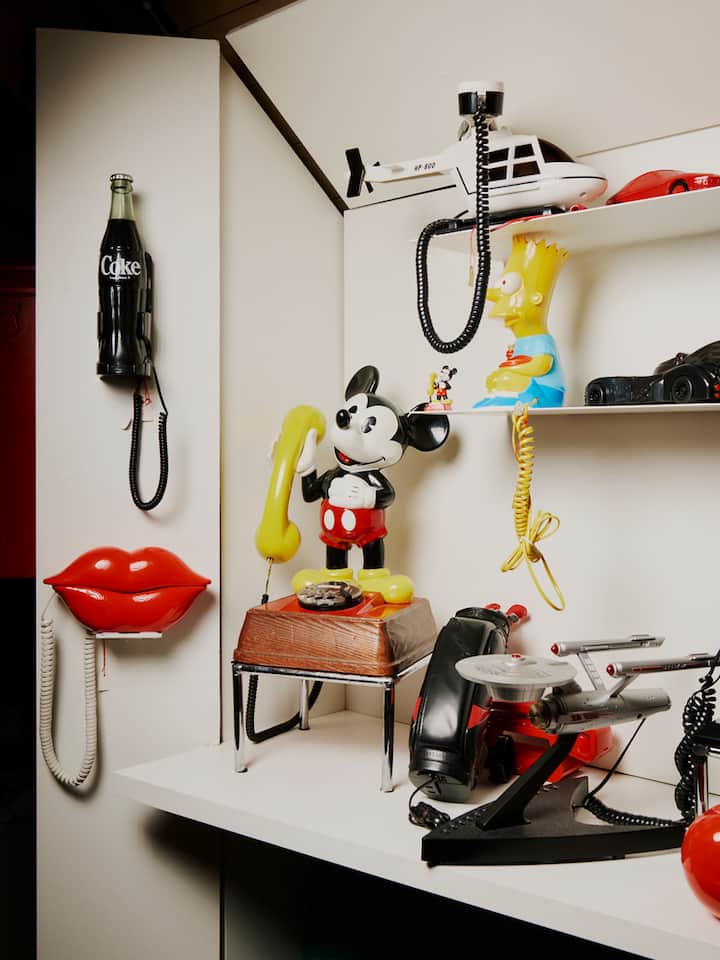 Bunte Telefonwelt: Verspielte Festnetzgeräte im Museum in Islikon