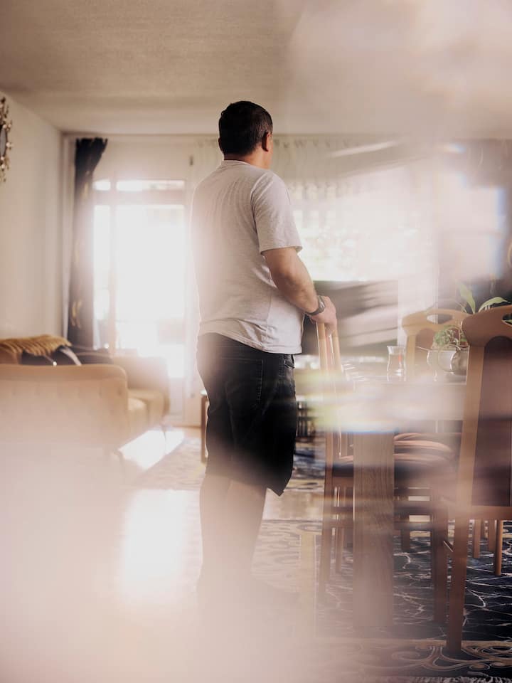 «Jedes Familienmitglied hat 300 Franken pro Monat zur Verfügung»: Esat Ibrahim (Name geändert) – SOS Beobachter Beim Zügeln droht die Armutsfalle Wer wenig Geld hat, ist immer auf der Suche nach einer günstigeren Wohnung. Doch Zügeln kostet. SOS Beobachter hilft, das Dilemma zu lösen.