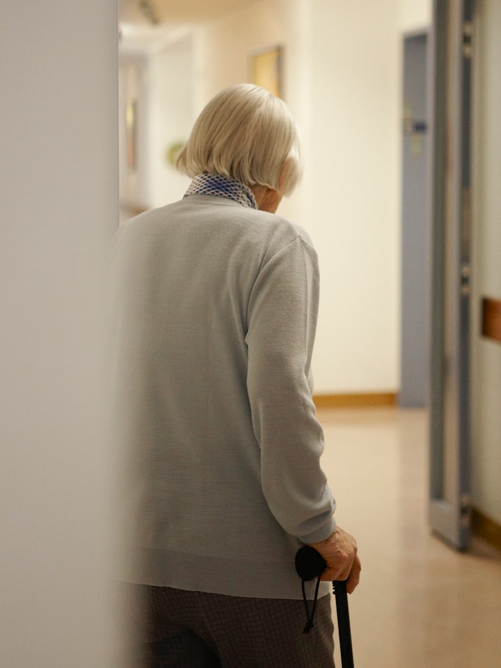 Das Altersheimdepot ist oft eine hohe finanzielle Hürde (KEYSTONE/Martin Glauser)