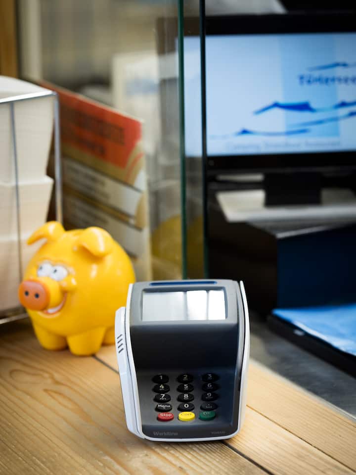 Kartenlesegerät am Camping Türlersee: Twint, Karte & Co. Den Bargeldlos-Trend zahlen wir alle Immer weniger Kundinnen und Kunden zahlen mit Bargeld. Was viele nicht wissen: Das kostet besonders kleine Lädeli einiges. Und so indirekt uns alle.