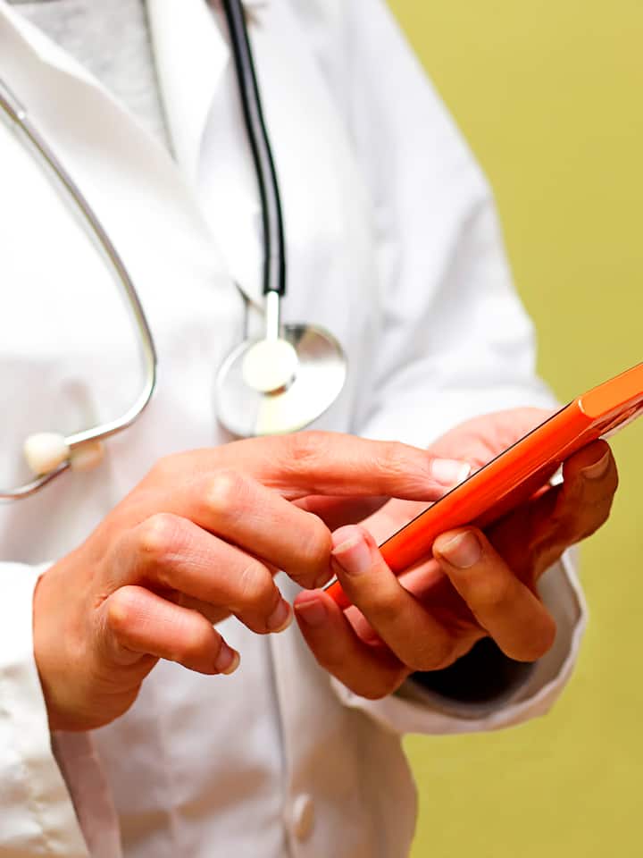 Ärztin verrechnet Mails und SMS als ärztliche Leistung Arzt mit Smartphone: Krankenkasse stoppt Zahlungen Mails und SMS als ärztliche Leistung verrechnet Eine Ärztin stellte ihrem Patienten diverse SMS, Mails und Telefonate in Rechnung, obwohl diese kaum einen medizinischen Inhalt hatten. Jetzt weist die Krankenkasse diese Rechnungen ab.