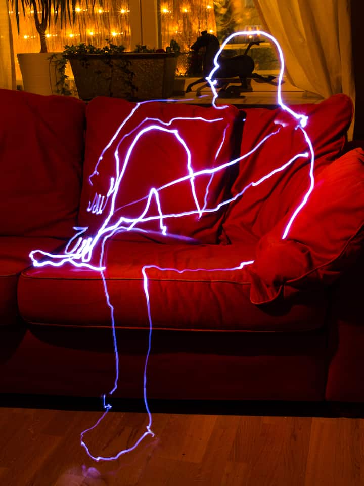 Lichtsilhoutte als anonymes Portrait eines jungen Mannes.Ein junger Mann wird mit falschen Versprechen in die Schweiz gelockt – und nach drei Tagen als Drogendealer verhaftet. Der Beobachter zeigt, wie die Mafia unerfahrene Jugendliche für riskante Jobs rekrutiert .