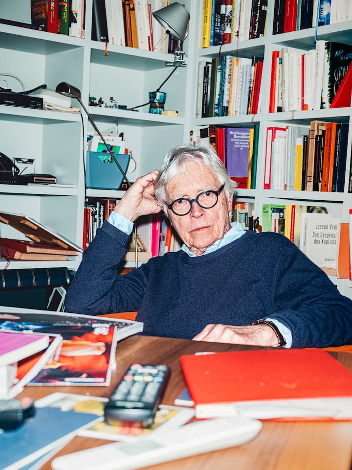 Bernhard Rambert vor einem Büchergestell - Der Zürcher Rechtsanwalt Bernard Rambert verteidigte Terroristen, den Ausbrecherkönig Walter Stürm und den Gewalttäter Brian Keller. Jetzt kommt die Geschichte des 78-Jährigen als Dokfilm ins Kino