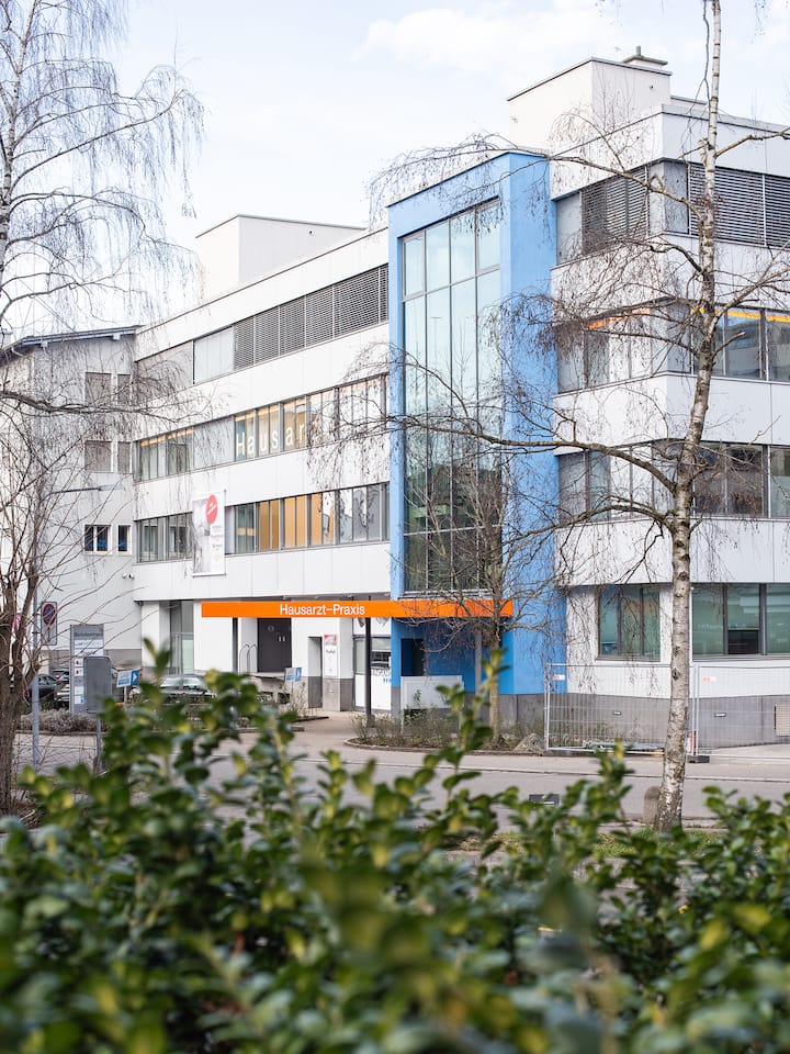 In Konkurs: Allcare-Hausarztpraxis in Zürich-Altstetten; Praxiskette pleite Gebt mir meine Patientendaten zurück! Blutdruck, Herz, Nieren, Darm: Ein Beobachter-Journalist sucht seine Patientendaten – weil eine Praxiskette in Konkurs ging. Und landet bei einer Gynäkologin.