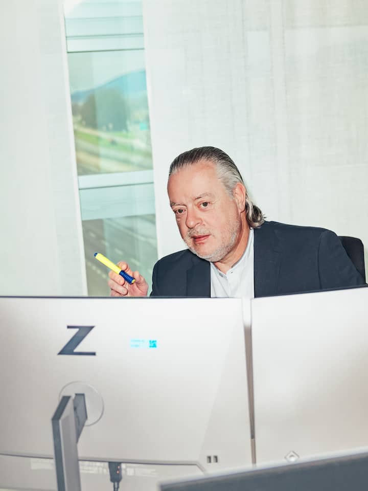 Portrait von Matthias Wendel – Matthias Wendel ist seit 20 Jahren Steuerkommissär im Kanton Zürich. Über den Tisch des 57-jährigen Juristen ist schon manches Dossier von Promis gelaufen – doch das kümmert ihn wenig