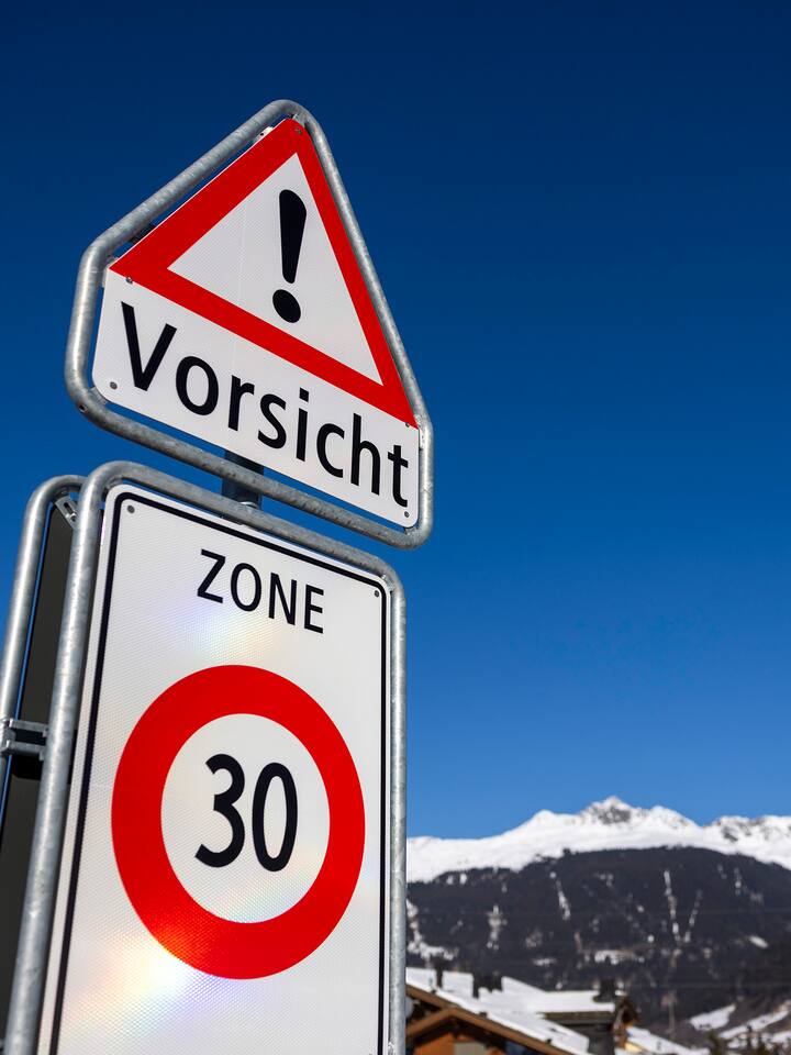 Im Kanton Graubünden wird in vielen Orten Tempo 30 eingeführt: Temposchild in Klosters.