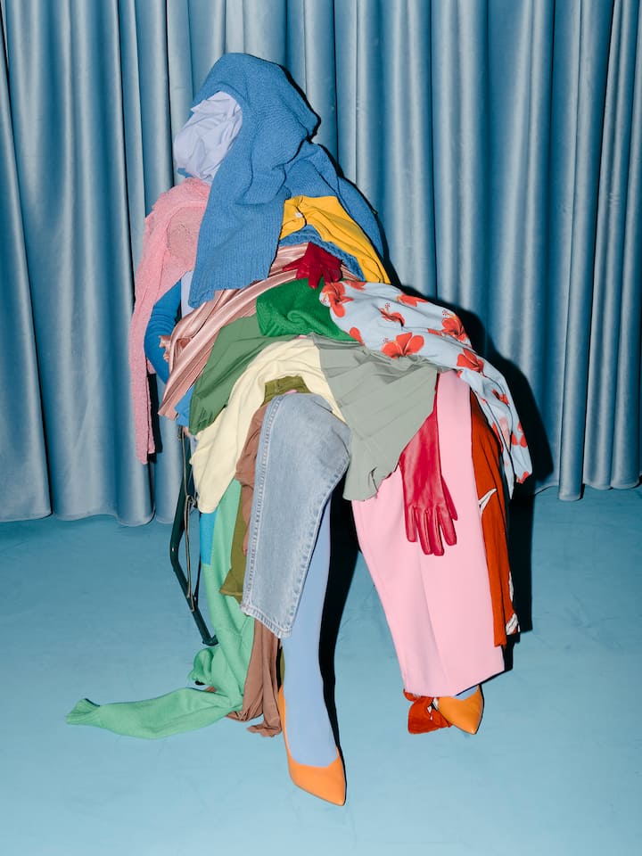 Frau unter Kleiderhaufen - Rund 8 Prozent der Schweizer Bevölkerung haben ein problematisches Kaufverhalten. Eine von ihnen ist Nina Gloor