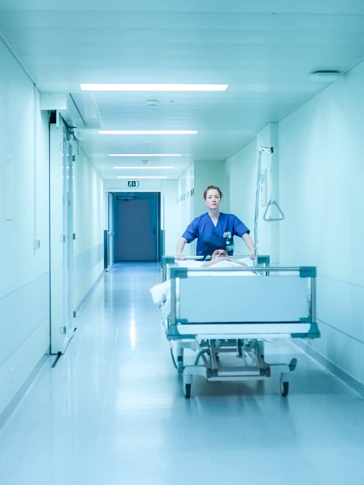 Funktionieren – bis es nicht mehr geht Aus dem Kinofilm «Heldin»: Die Protagonistin bringt einen Patienten in ein anderes Zimmer.