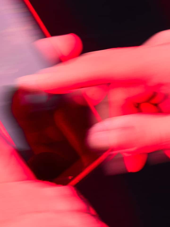 Ein Klick genügte: Elmira Deniz verlor auf jackpots.ch ihr ganzes Vermögen.