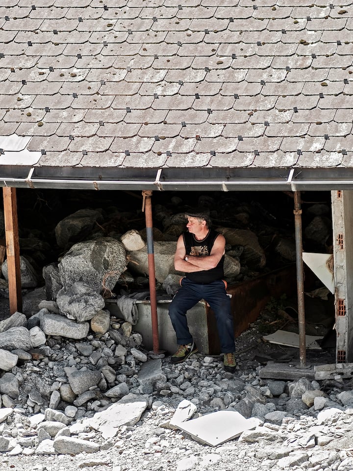 Diese Familie kämpft seit einem Jahr um Schadenersatz Elio Biadici vor seinem Stall - Vor einem Jahr verlor eine Tessiner Familie Haus und Hof. Noch heute ringt sie mit Versicherungen und Behörden. Droht den Betroffenen in Blatten VS ein ähnliches Schicksal