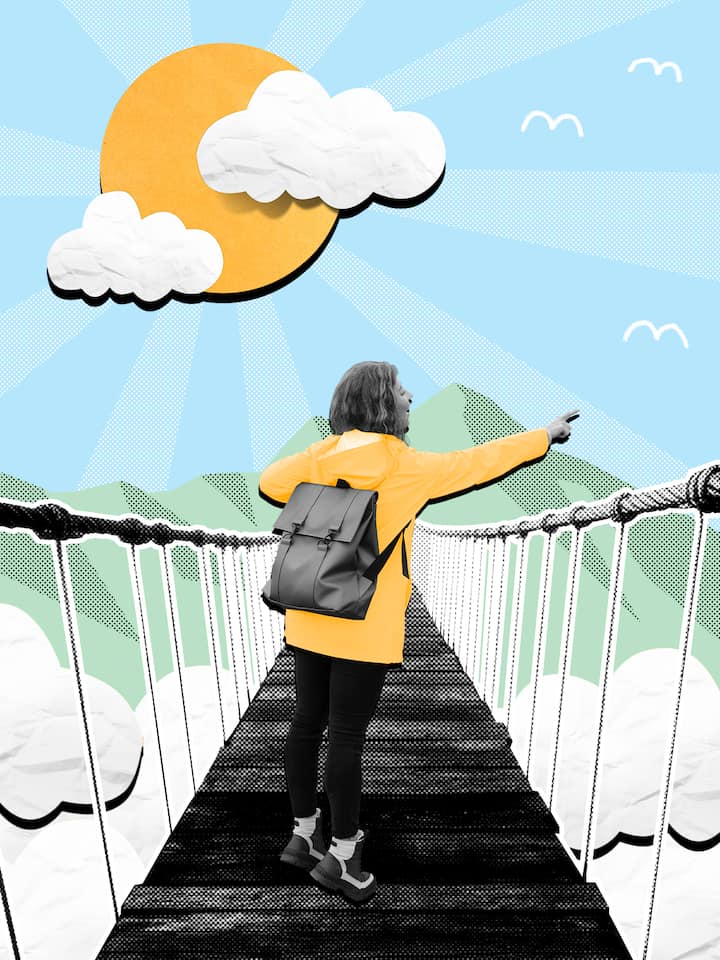 Eine Frau befindet sich auf einer Hängebrücke beim Wandern in den Bergen. Höhenangst kann Bergwanderern die Tour vermiesen. Wer einige Regeln beachtet, kann aber lernen, damit umzugehen – und sogar Spass daran finden.