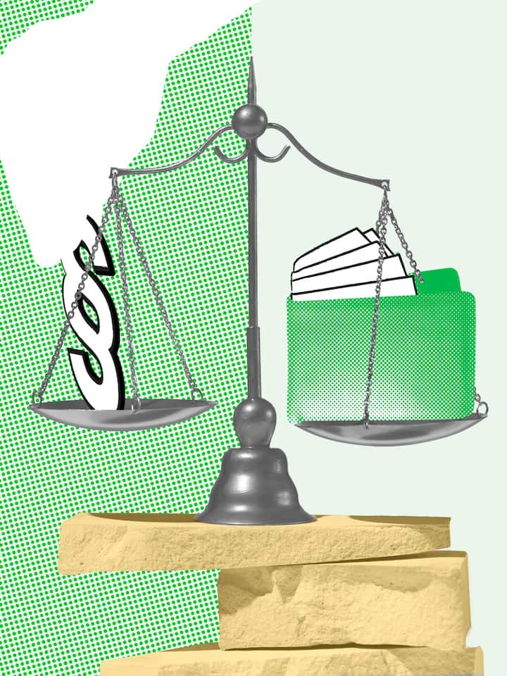 Ein Portemonnaie und ein Paragrafenzeichen liegen in einem Körbchen einer Waage, die ausbalanciert ist. Gibt es gesetzliche Bestimmungen, die den Lohn bestimmen? Die wichtigsten Fragen und Antworten zum Lohn