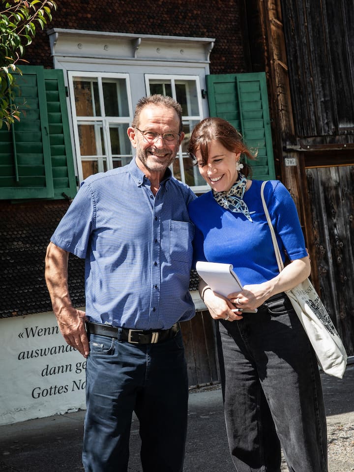 Jasmine Helbling und ihr Vater - Im Schweizer Pass steht der Heimatort statt des Geburtsorts. Doch wer war je da? Eine persönliche Spurensuche in Kaltbrunn SG