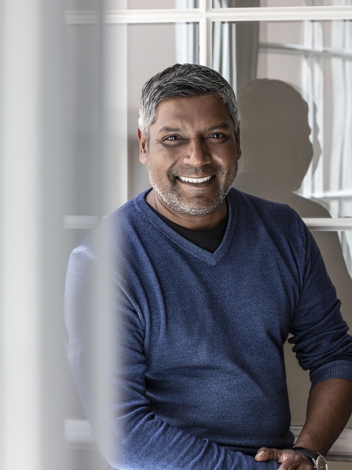 Santosh Ritter wurde als Baby seiner Mutter in Indien weggenommen und zur Adoption in die Schweiz gebracht. 50 Jahre später ist er Schweiz-CEO einer global tätigen Tech-Firma und findet endlich seine Mutter.Diese Bilder dürfen nicht im Zusammenhan…