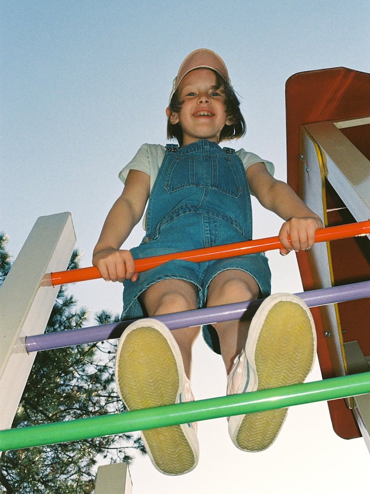 Mädchen spielt auf Spielplatz - Retro-Erziehung liegt voll im Trend. Psychologin Melania Montanari erklärt, welche damaligen Ansätze Kindern auch heute noch guttun und was besser in der Vergangenheit bleibt