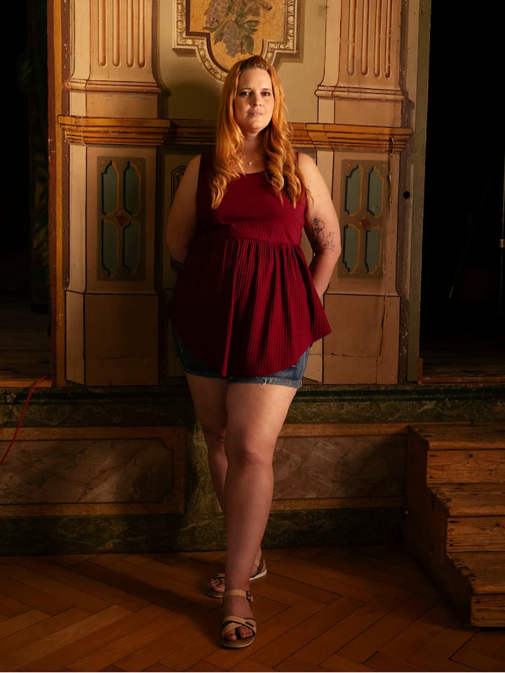 «Viele meinen, wir machten es uns zu einfach» Corina in Shorts und Top -