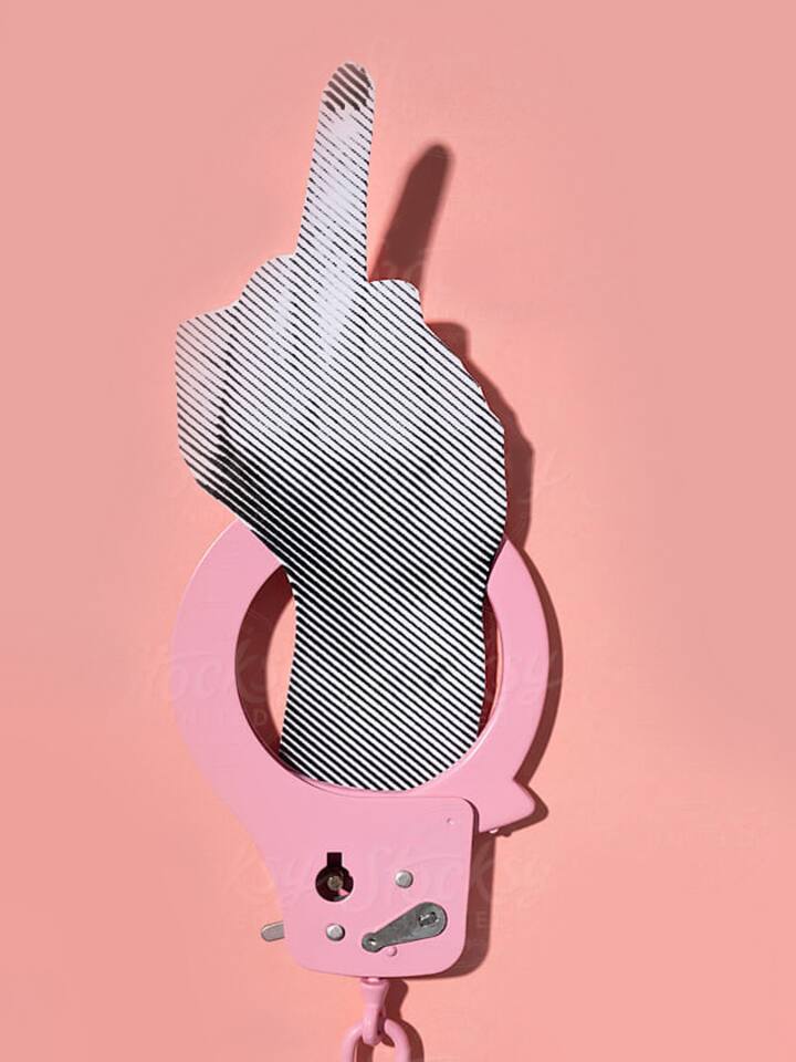 Die 7 Sünden auf Social Media Rosa Handschellen mit einer Hand darin, die den Mittelfinger zeigt