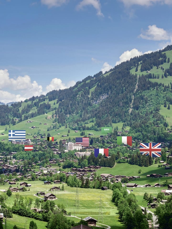 Collage: Gstaad und verschiedene Nationalflaggen - Eigentlich soll die Lex Koller den Ausverkauf der Heimat stoppen. Doch im Gstaader Quartier Oberbort geschah das Gegenteil: Fast der gesamte Hang gehört heute ausländischen Milliardären. Eine Grundstücksanalyse