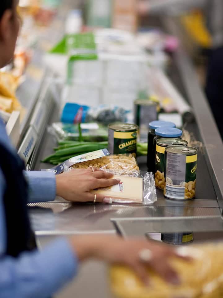 Als Mutter im Verkauf arbeiten? Fast unmöglich Kassiererin bei der Arbeit; Detailhandel Als Mutter im Verkauf arbeiten? Fast unmöglich Politische Vorstösse wollen die Öffnungszeiten immer weiter verlängern. Mit einem Familienleben ist das kaum vereinbar. Eine Betroffene erzählt.