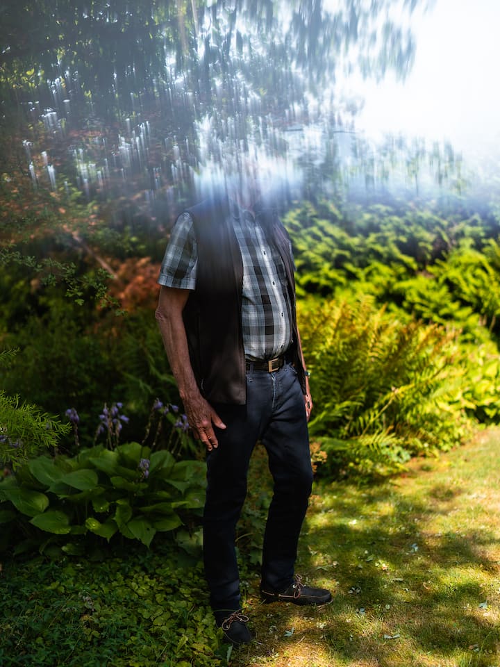 Urs Künzer (Name geändert) anonymisiert fotografiert im Garten -
