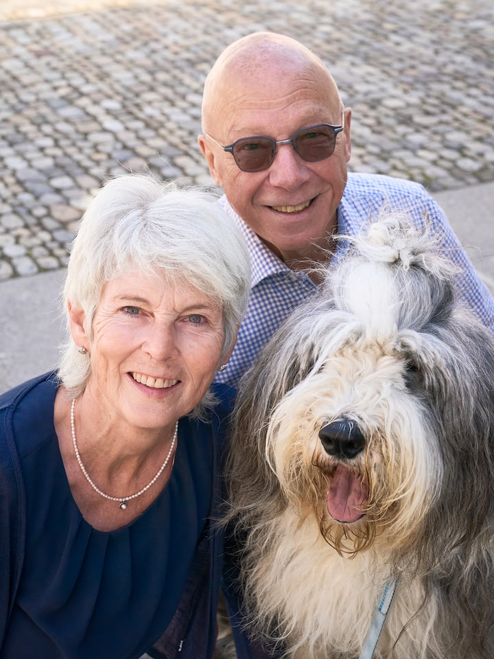 Hans und Karin Dürrenberger (mit Hündin Maila) haben einer Frau das Leben gerettet und sind für den Prix Courage 2024 nominiert.