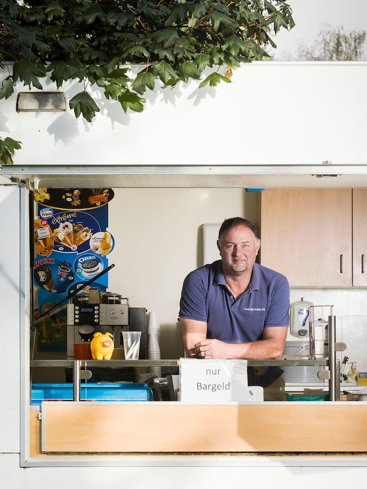 Zahlen mit Karte oder Twint kommt Lädeli teuer zu stehen Bargeldloses Zahlen kostet ihn jedes Jahr einen fünfstelligen Betrag: Andreas Glättli, Camping-Betreiber; Twint, Karte & Co. Den Bargeldlos-Trend zahlen wir alle Immer weniger Kundinnen und Kunden zahlen mit Bargeld. Was viele nicht wissen: Das kostet besonders kleine Lädeli einiges. Und so indirekt uns alle.