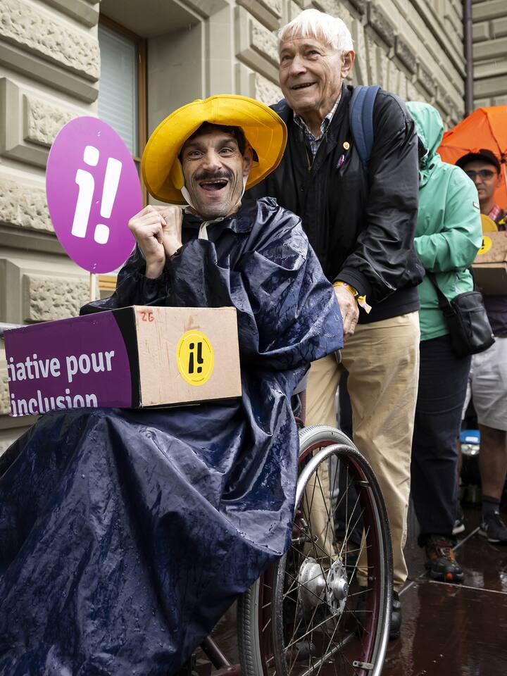 108’000 Unterschriften für Selbstbestimmung Eine Person im Rollstuht uebergibt eine Schachtel mit Unterschriften auf einer speziell installierten Rampe, waehrend der Uebergabe der Inklusions-Initiative an die Bundeskanzlei, am Donnerstag, 5. September 2024 vor der Bundeskanzlei, in Bern. Die Initiative verlangt die Gleichstellung von Menschen mit und ohne Behinderungen in allen Lebensbereichen. (KEYSTONE/Anthony Anex)