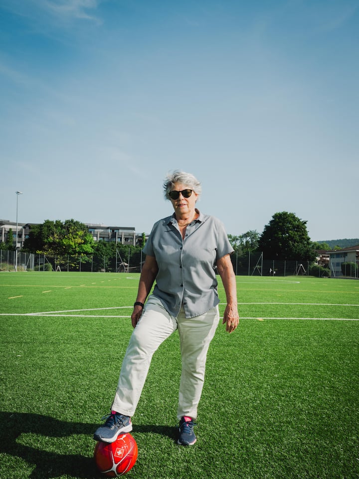 Liliana Bürge, ehemalige Schweizer Fussball-Nationalspielerin, Fussball-Pionierin «Wir waren unsichtbar und haben keinen Rappen verdient» Liliana Bürge war in der Schweizer Fussball-Nationalmannschaft – zu einer Zeit, als man ihnen noch zurief, Frauen gehörten an den Herd.und Trainerin