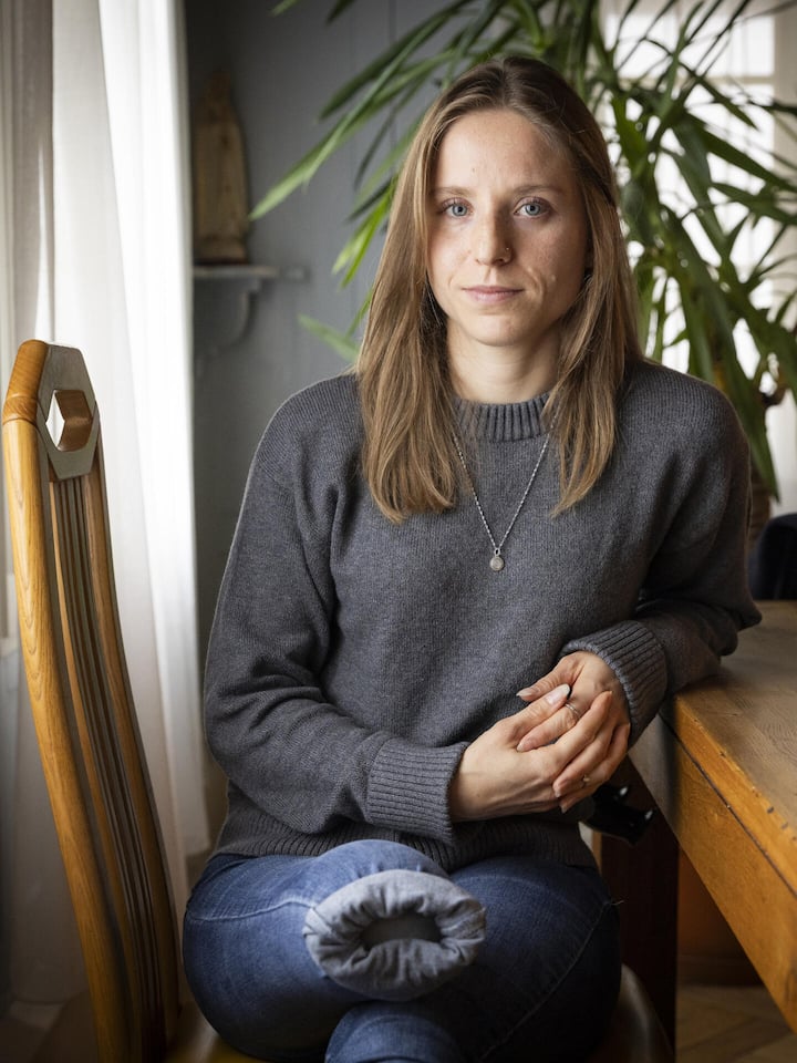 Portraitserie von Isabelle Danioth, fotografiert im Elternhaus im Kanton Obwalden, am Mittwoch, 15.. Oktober 2025. Fotografin: Anne Gabriel-Jürgens für den Beobachter. Thema: Isabelle Danioth braucht eine Beinprothese. Sie möchte damit nicht nur g…