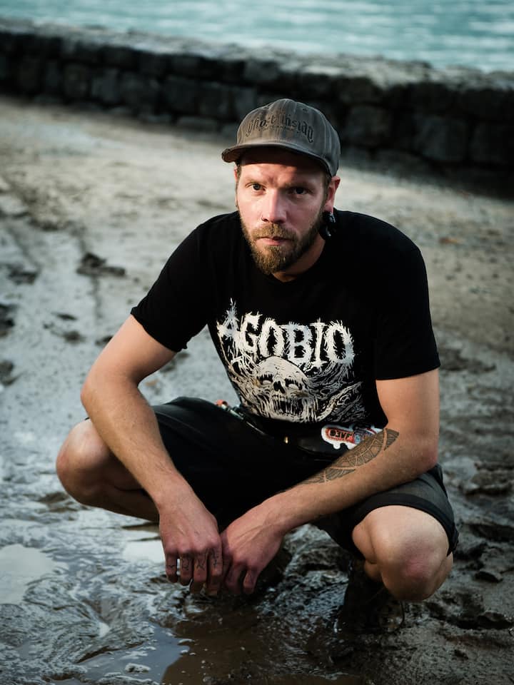 Bruno Laternser sitzt in der Hocke über dem schlammigen Boden in Brienz, er trägt eine Kappe und blickt ernst in die Kamera. Katastrophe von Brienz, Unwetter, Als das fatale Gewitter über Brienz hereinbrach, machte Bruno Laternser, 36, noch Witze. Dann kam das Wasser.