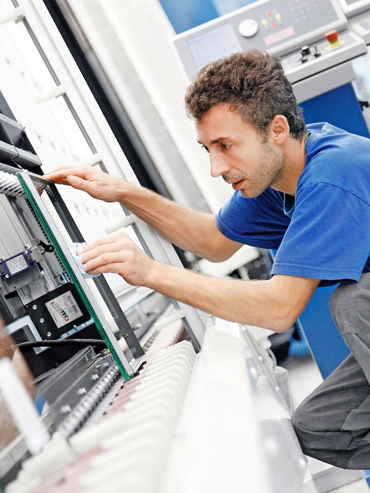 Mitarbeiter überprüft die Qualität einer Fensterscheibe