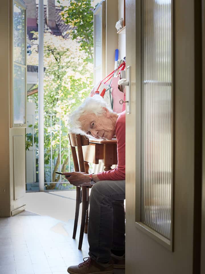 Anni Lanz ist ständig erreichbar für hilfesuchende Flüchtlinge, Sans-Papiers, Helferinnen und Helfer.