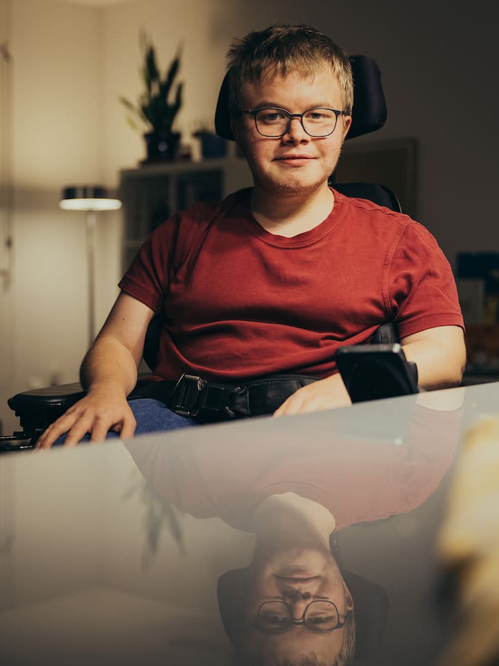 Porträt von Jonathan Dennler - In der Theorie kann der 20-jährige Jonathan Dennler trotz seiner Behinderung wohnen, wo und wie er will. In der Praxis bleibt vom hehren Grundsatz jedoch nicht viel übrig