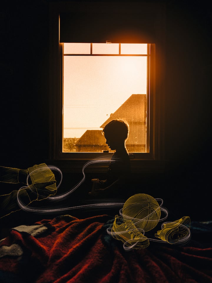 Kind blickt in Zimmer aus Fenster