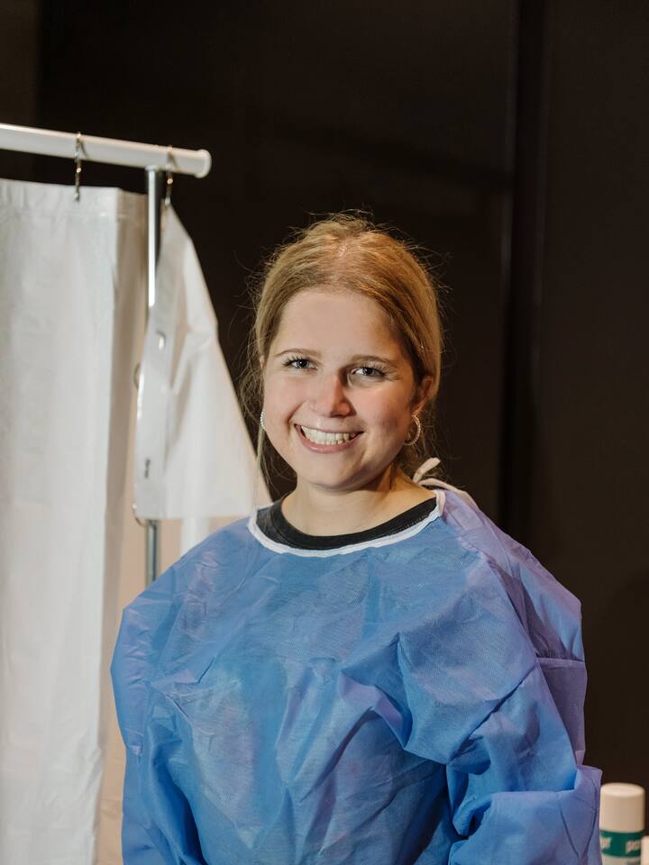 Lynn Pantano arbeitet im Testzentrum im Pelikanplatz in Zürich