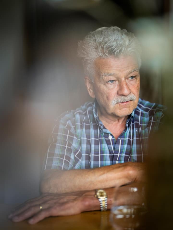 Ein grauenhaftes Hirngespinst fordert reale Opfer Vater Chläus wurde in allen Punkten von den abenteuerlichen Vorwürfen freigesprochen, doch seine Familie ist zerstört. Er sitzt an einem Tisch und schaut ins Leere.