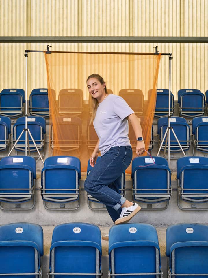 Fussballerin Leandra Flury steht auf der Zuschauertribüne