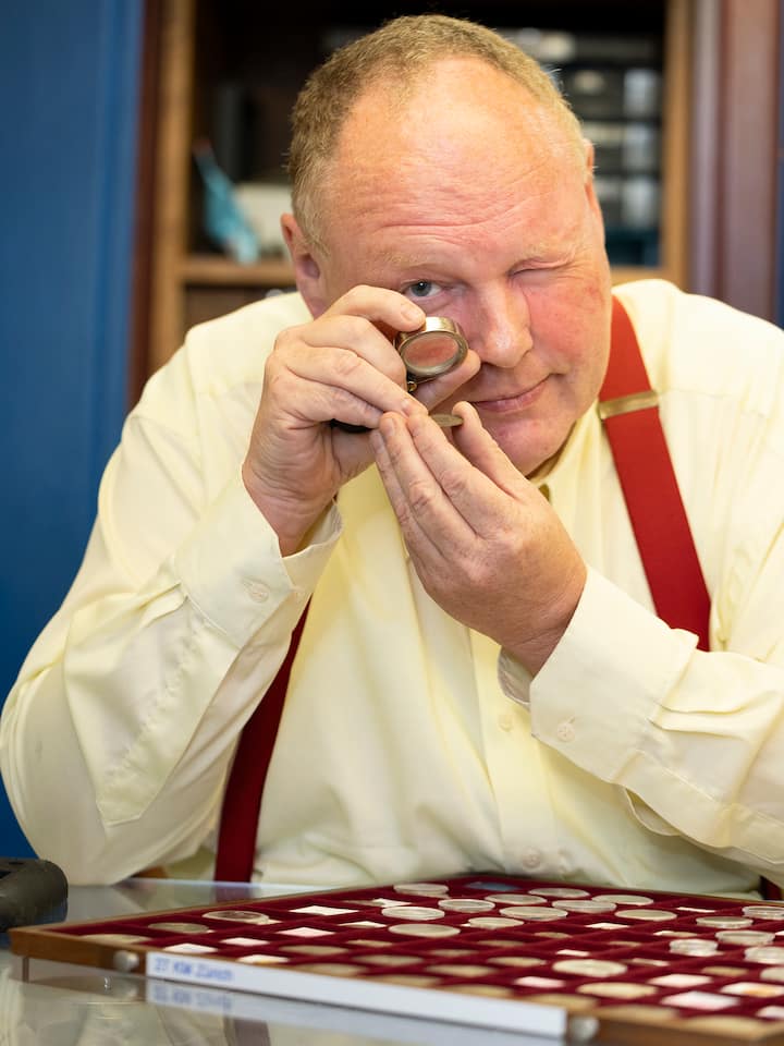 Fabio Luraschi - Der 57-Jährige kauft in seinem Geschäft in Zürich Geschäft Gold, Schmuck und alte Münzen gegen bar. Und erfährt viel über menschliche Schicksale