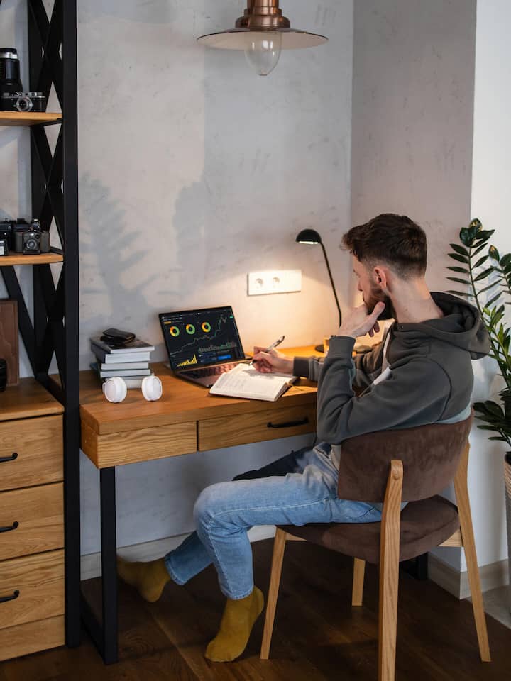 Mann schaut Börsenkurse auf dem PC an - Sind KI, Halbleiter und Tech-Aktien schon gefährlich überhitzt, stehen wir kurz vor dem nächsten Crash? Einige Warnlampen blinken bereits. Andere aber nicht