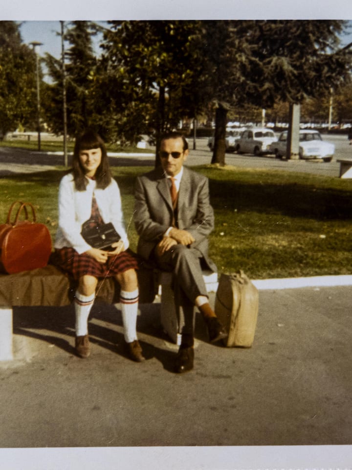 THUN, 24.08.2026 - Foto aus dem Privatarchiv von Beatrice. Beatrice mit ihrem Vater.
Beatrice war in der Methernita-Sekte von Paul Baumann, genannt "Vatti" in Linden BE und spricht in der Doku-Serie "Der Engelmacher" von Marina Klauser ausführ…